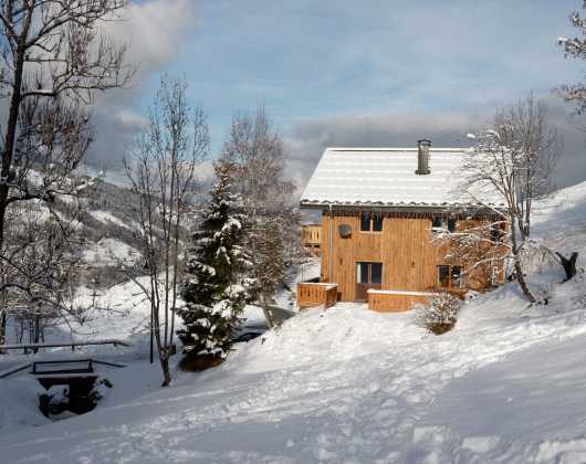 Média réf. 102 (4/12): Façade sud du chalet avec sa terrasse ensoleillée