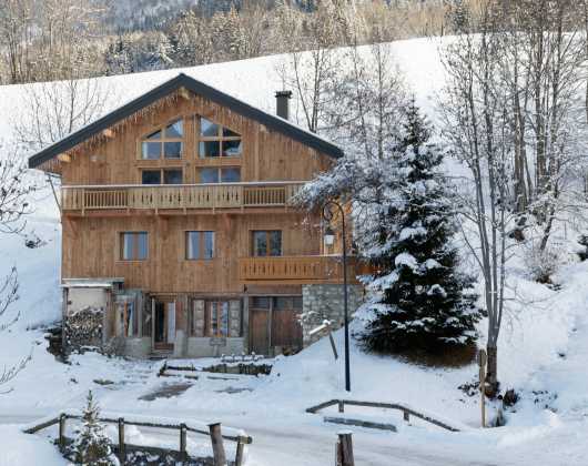 Média réf. 103 (3/12): Ovierview of the chalet with the bridge over the river