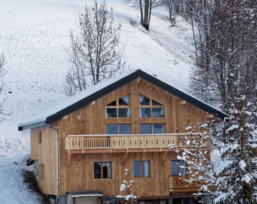 Média réf. 105 (2/12): Outdoor facade during the day in winder