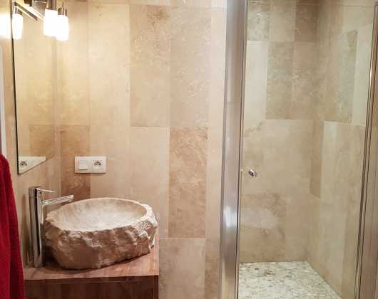 Média réf. 137 (9/11): Salle de bain commandée Reverdy: Large douche (160 cm), lavabo et toilettes