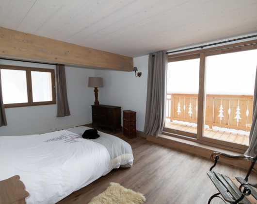 Média réf. 112 (1/12): Lanchettes bedroom: Queen-size bed room with balcony and private bathroom