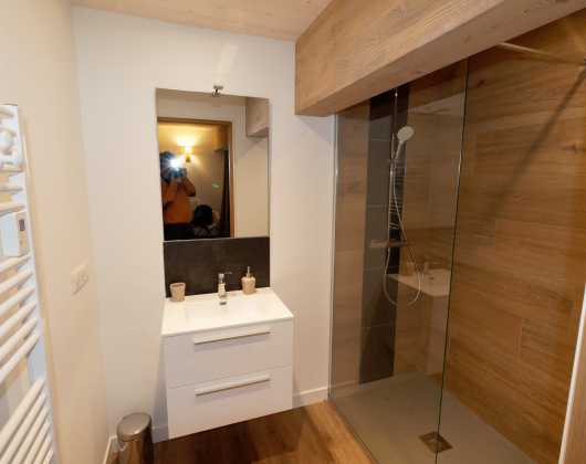 Média réf. 117 (10/12): Canyon, Pierrafort, Colombes bathroom: Large shower (160 cm) + sink + towel dryer