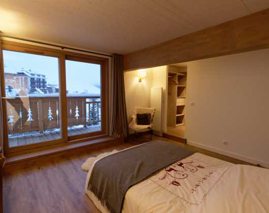 Média réf. 114 (2/12): Bedroom Pierrafort: Full-size bed  with balcony and private bathroom