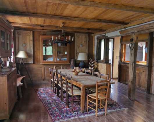 Média réf. 147 (4/8): A large farm table. On the right, kitchen open to the dining room