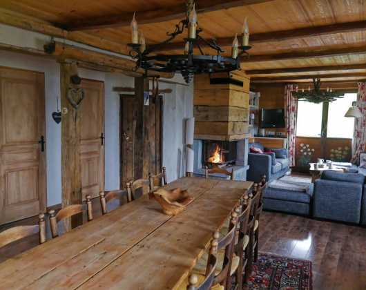 Média réf. 148 (3/8): A large farm table close to the fireplace